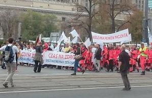 Tysiące lekarzy, pielelęgniarek, ratowników medycznych na ulicach Warszawy. Chcą wyższych płac