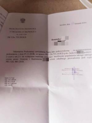 [VIDEO] Prokuratura oskarżyła Jacka B. o porwanie własnych dzieci. Wciąż więzi 7-letniego Michałka nie pozwalając mu chodzić z kolegami do pierwszej klasy.  Przestępcę wspierają rodzice - Grażyna i Kazimierz B. Jutro Sąd ma zmusić ich do wydania chłopca!