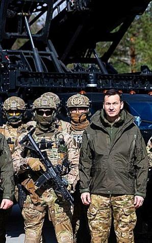 Premier Mateusz Morawiecki na pokazach kunsztu Jednostki Wojskowej GROM. Działali m.in. w Afganistanie, Iraku, Kosowie i Haiti